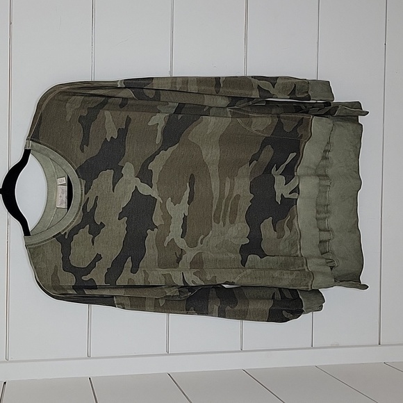 DANTELLE Large green camouflage long sleeve tee shirt. High front low back. - Picture 1 of 5